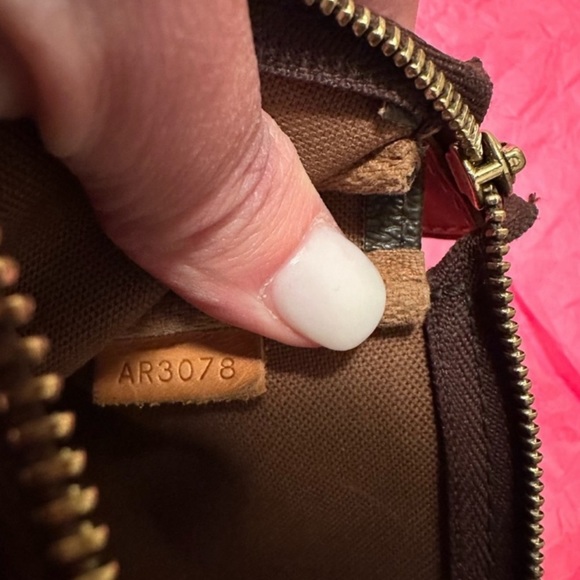 Authentic LV pochette - Picture 9 of 12